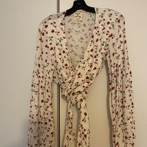 Billabong wrap top with balloon sleeves.